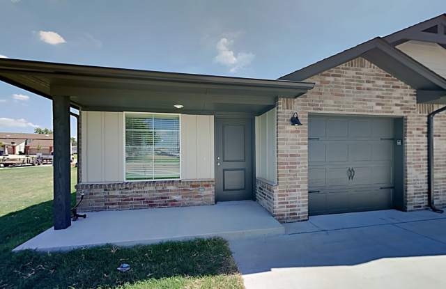 2 Bedroom 2 Bathroom 1 Car Garage Duplex Close to Broadway Extension, a short distance from Edmond and easy access to downtown OKC Gallery 3