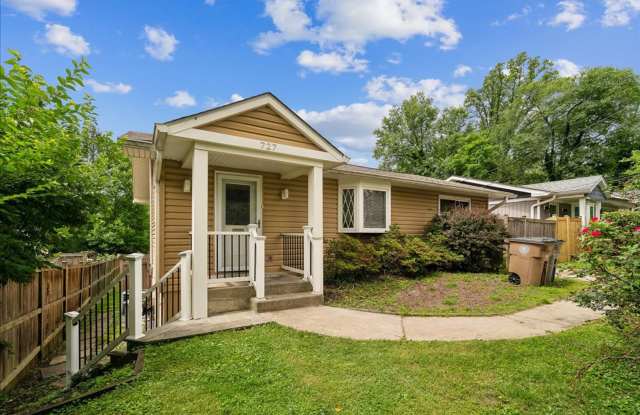 Remodeled in great location! 4 bedrooms 2 FB Walk to Metro photos photos