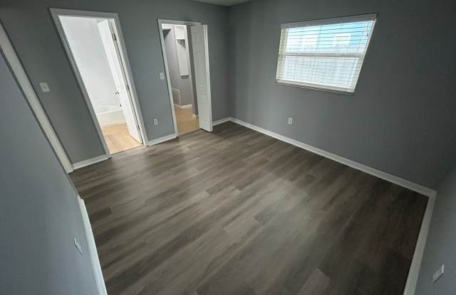 Amazing upstairs unit available, centrally located in Sarasota's best area. Gallery 4