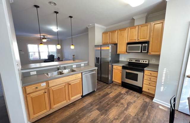 Room in 3 Bedroom Home at Governors Dr photos photos