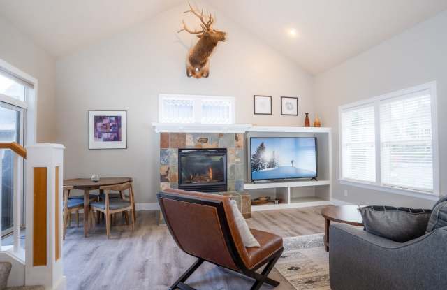 Amazing Updated Braeburn Townhome close to all Bend has to offer! Gallery 3