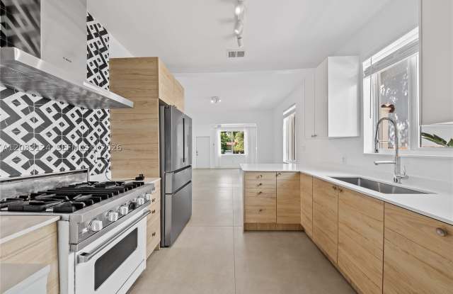 565 NW 44th St photos photos