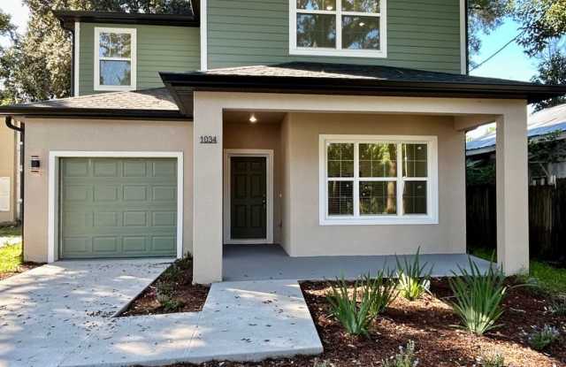 Brand-New 4-Bedroom Home with Modern Finishes and Convenient Orlando Access Gallery 1