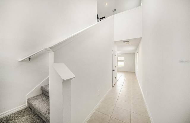 2871 SILVER SCALLOP Loop Gallery 2