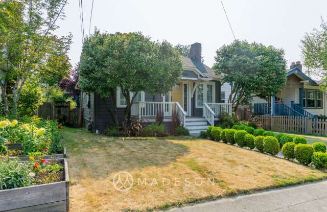 Beautiful Remodeled House with Fenced Yard in Maple Leaf Gallery 4