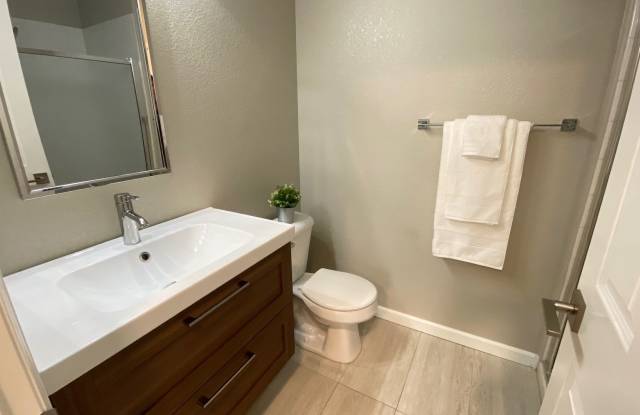 **Cozy Condo Available NOW** Minutes to Red Rocks! Gallery 3
