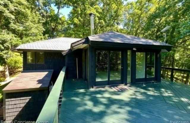 5900 Sylvan Road Gallery 3