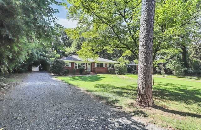 Brick Ranch w/Great Yard! Minutes From Uptown Charlotte! Gallery 4