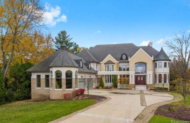 3425 W LONG LAKE Road - 3425 West Long Lake Road, Oakland County, MI 48323