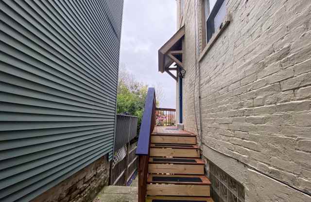 6 Bed/2.5 Bath Seconds From UC Main Campus Only $650/pp ($3900/mo) Gallery 4