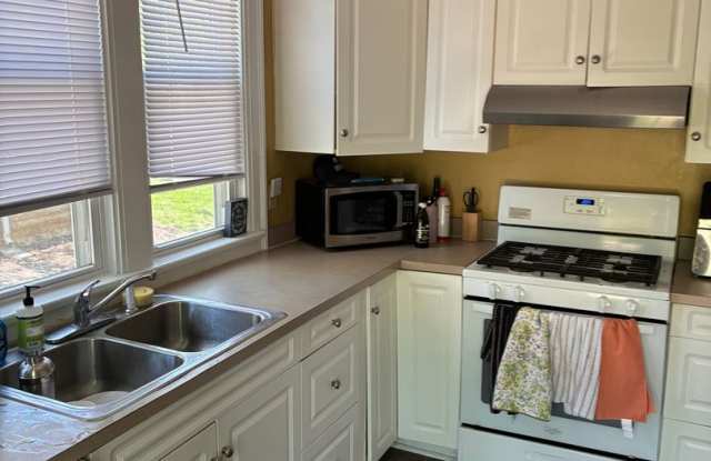 5 Bedroom, 2 bath House- Available August 2027! Gallery 4