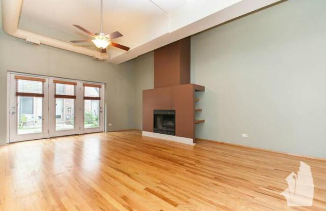 1100 West Cornelia Avenue Gallery 3