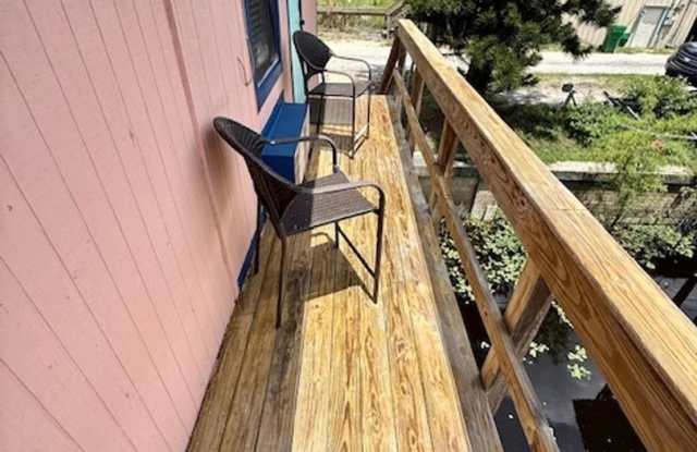 Charming 2BR WATERFRONT Cabin in Cocoa Gallery 4