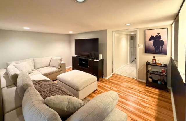 2631 North Sheffield Ave. Gallery 2