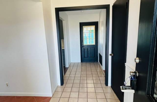 3-Bedroom, 2 Bat Single Family for Rent in Hillsboro, TX | Great yard & Modern Kitchen Gallery 4