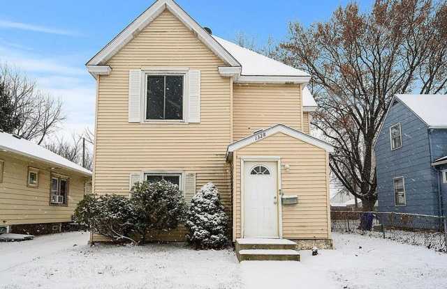 June 1st MOVE IN- Close by Hamline RENTAL- Huge 6 Bedroom home! - 1328 Hewitt Avenue, St. Paul, MN 55104