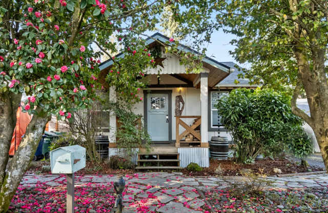 Adorable, fully updated 1-bdr/1-bath Milwaukie bungalow—Huge yard, storage, 1-car garage photos photos