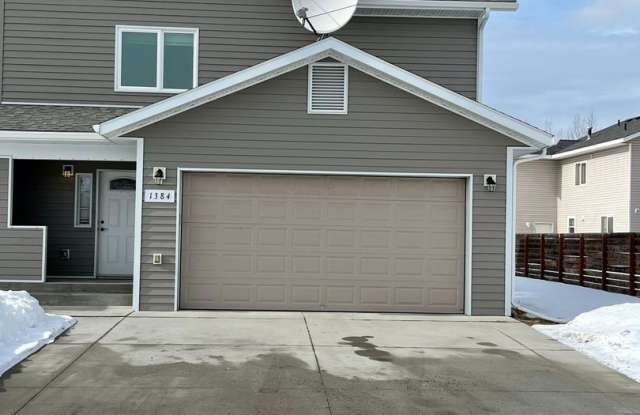 Beautiful 4 bedroom, 2.5 bath townhouse for rent in East Fairbanks - 1384 D Street, Fairbanks, AK 99701