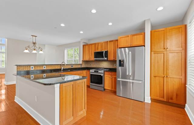 Private, light filled end unit townhome: 3 bed, 2.5 bath, 2,400 sq ft Gallery 3