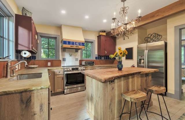 1616 East Nancy Creek Drive Gallery 2