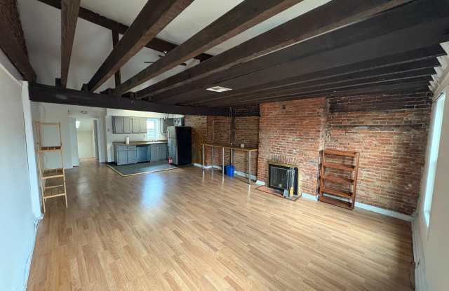 631 CATHARINE Street Gallery 1