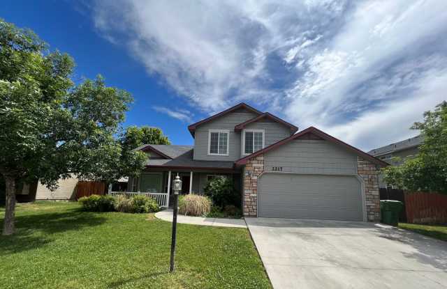 Lovely 4 bedroom (+ 2 living rooms) 2.5 bath home in North Meridian Available soon! photos photos
