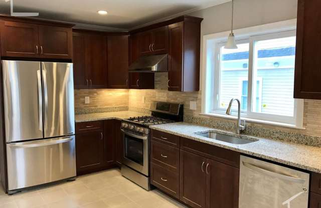 Modern Brighton 4-bed/2-bath with Deck Gallery 3