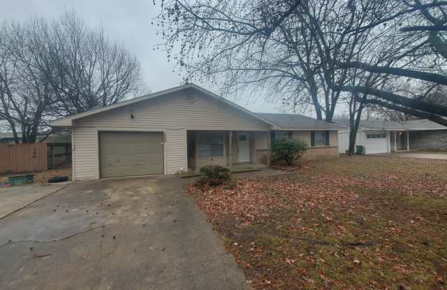 Nice 4 bedroom 1.5 bath home close to U of A and I-49 photos photos