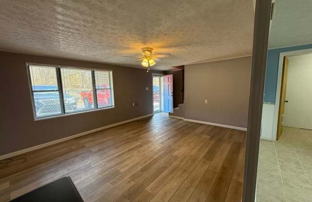 Knoxville 37938 - 1 bedroom+Bonus Room, 1 bath Duplex - Contact Susan Niedergeses (865) 300-4722 Gallery 4