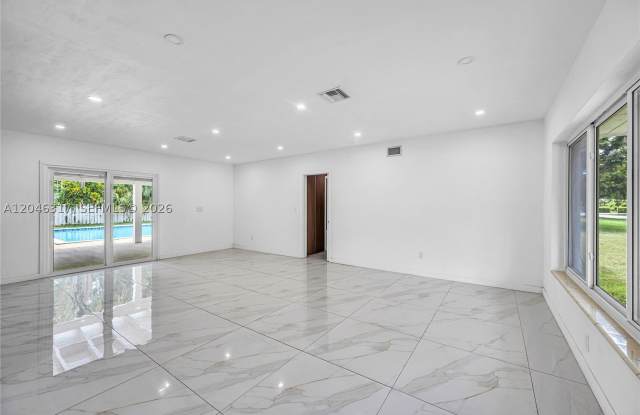 12525 SW 68th Ct Gallery 2