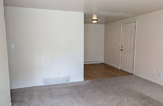 3 Bed / 1 Bath with Big Backyard - Available Now! Gallery 4