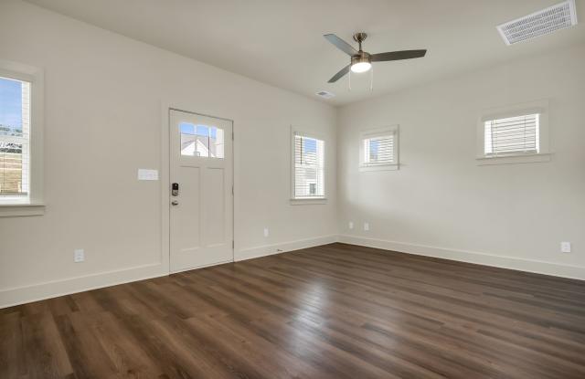 1 Bedroom home with Fenced Backyard! Gallery 4