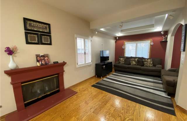 18806 Hatteras Street Gallery 2