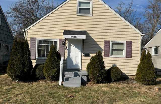 2205 Lexington Ave - 2205 Lexington Avenue, Columbus, OH 43211