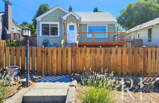Classic Charmer with Water Views in the Heart of Manette photos photos
