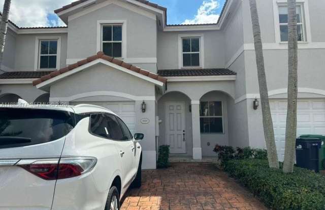 1026 NE 207th Ter photos photos