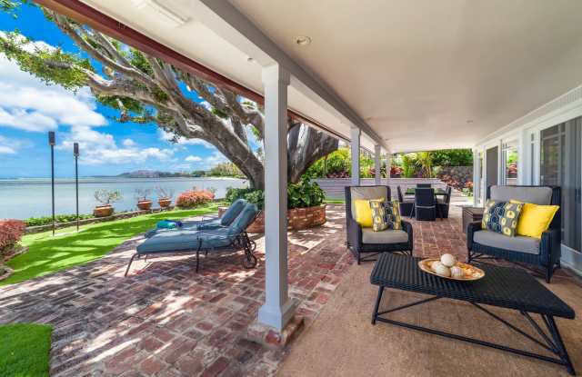 Oceanfront 4 bedroom, 3 bath in beautiful Aina Haina! Available March 24, 2025 for a Minimum of 30 Days. Gallery 4