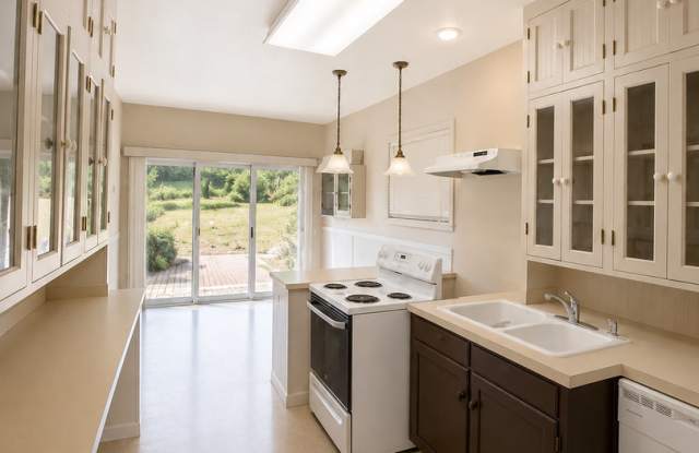 Charming Studio with Detached Garage Gallery 4