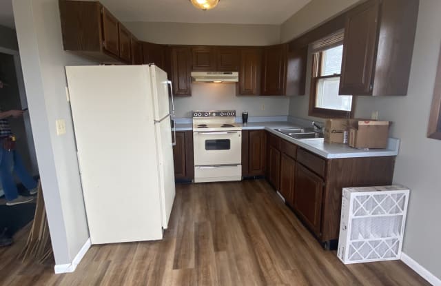 930 L St Sw - 930 L Street Southwest, Cedar Rapids, IA 52404