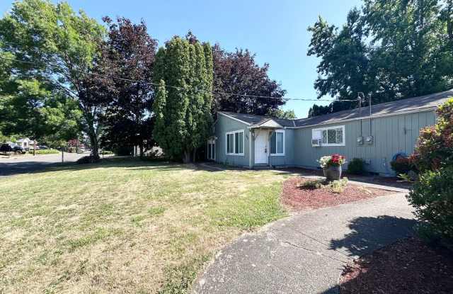 2 Bed 1 Bath Duplex with Garage and Spacious Yard in Gresham! photos photos