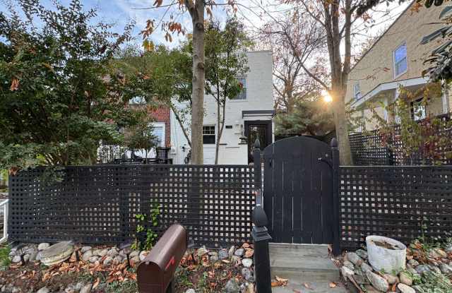 Stylish, Upper Level Unit 3 Bed 1.5 Bath Home With A Fenced Patio In Warwick Village photos photos