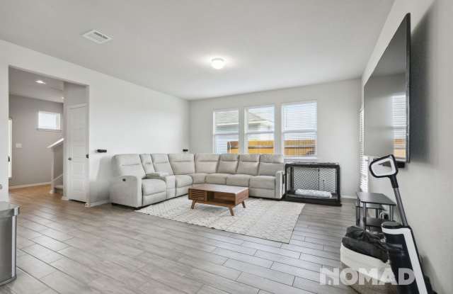 5 Bedroom Single Family Home in Elgin photos photos 5 Bedroom Single Family Home in Elgin photos photos