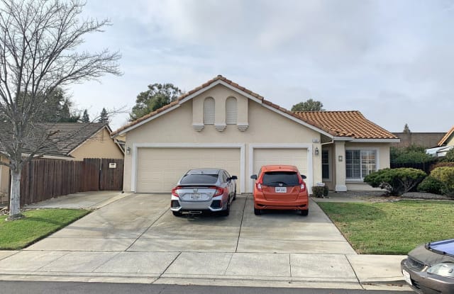 526 CROWNPOINTE - 526 Crownpointe Circle, Vacaville, CA 95687