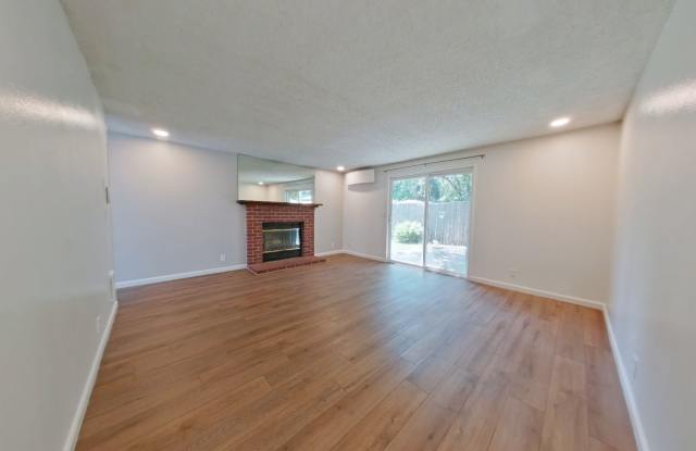 Remodeled 2 bedroom duplex in Veneta Gallery 4