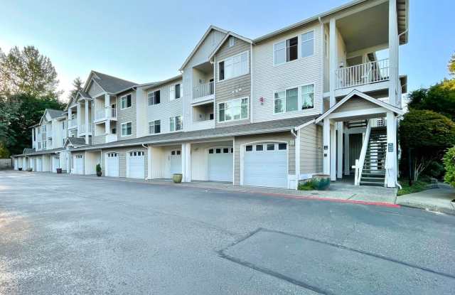 Spacious Top-Floor 3-Bedroom Condo - 14714 Admiralty Way, Lake Stickney, WA 98087