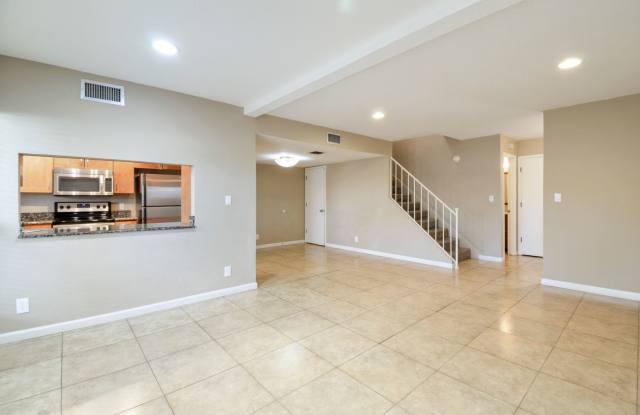 Great Updated, Remodeled Home, A/C, Community Pool, Covered Parking Gallery 4