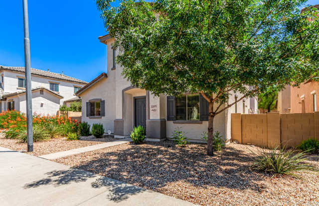 Charming 2 story 3 bed 3 bath in Peoria!! Tons of amenities!! Gallery 4