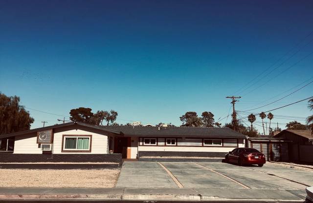 Beverly Green Large Home with Pool and In-Law Unit Gallery 1