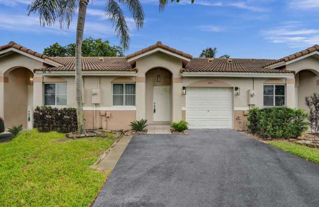 SPACIOUS 2 BED/2 BATH TOWNHOME WITH GARAGE IN GATED COMMUNITY – AVAILABLE NOW! Gallery 1