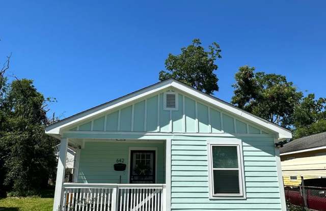 Classic Savannah Cottage with Modernized Interior, Fully Fenced Backyard photos photos